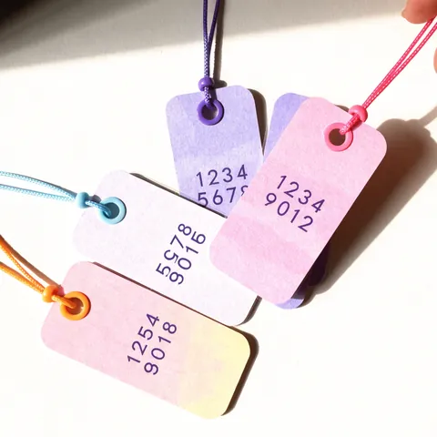 Llaveros con las tablas de multiplicar listos para armar